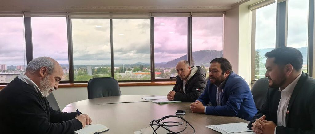 El alcalde Frann Barbieri reunido con directivos de Aguas Araucanía para coordinar proyectos hídricos y comunitarios en Purén