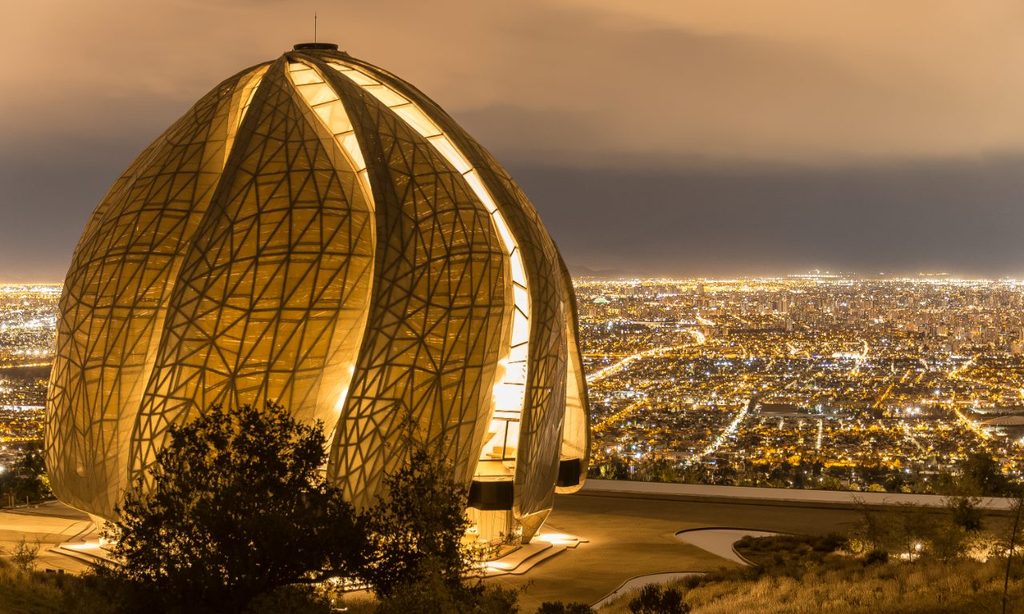 Siamak Hariri arquitecto del Templo Bahai impartiendo una conferencia