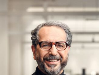 Siamak Hariri arquitecto del Templo Bahai impartiendo una conferencia