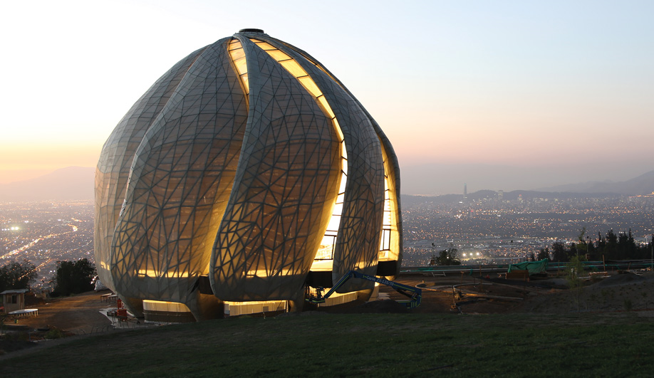 Siamak Hariri arquitecto del Templo Bahai impartiendo una conferencia