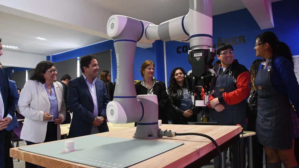 Estudiantes y autoridades en la inauguracion del primer Aula MakerSTEM en Atacama