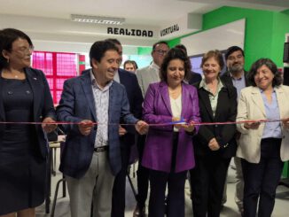 Estudiantes y autoridades en la inauguracion del primer Aula MakerSTEM en Atacama
