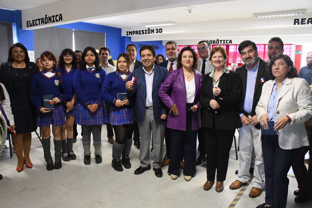 Estudiantes y autoridades en la inauguracion del primer Aula MakerSTEM en Atacama