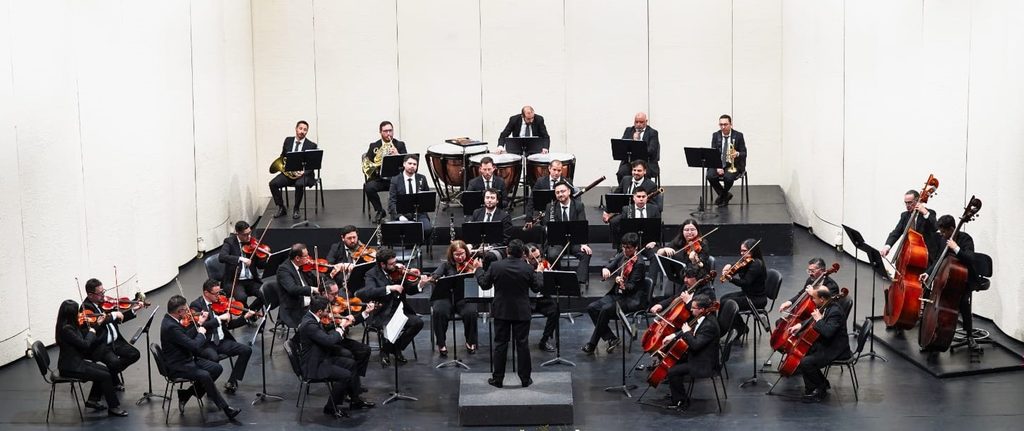 Autoridades presentando el Homenaje a la Música Chilena en el Teatro Municipal de Angol