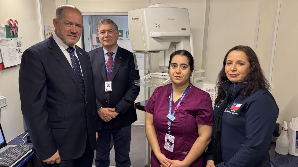 Autoridades de La Araucanía junto al mamógrafo móvil reforzando la prevención del cáncer de mama