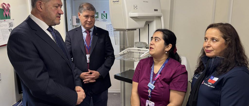 Autoridades de La Araucanía junto al mamógrafo móvil reforzando la prevención del cáncer de mama