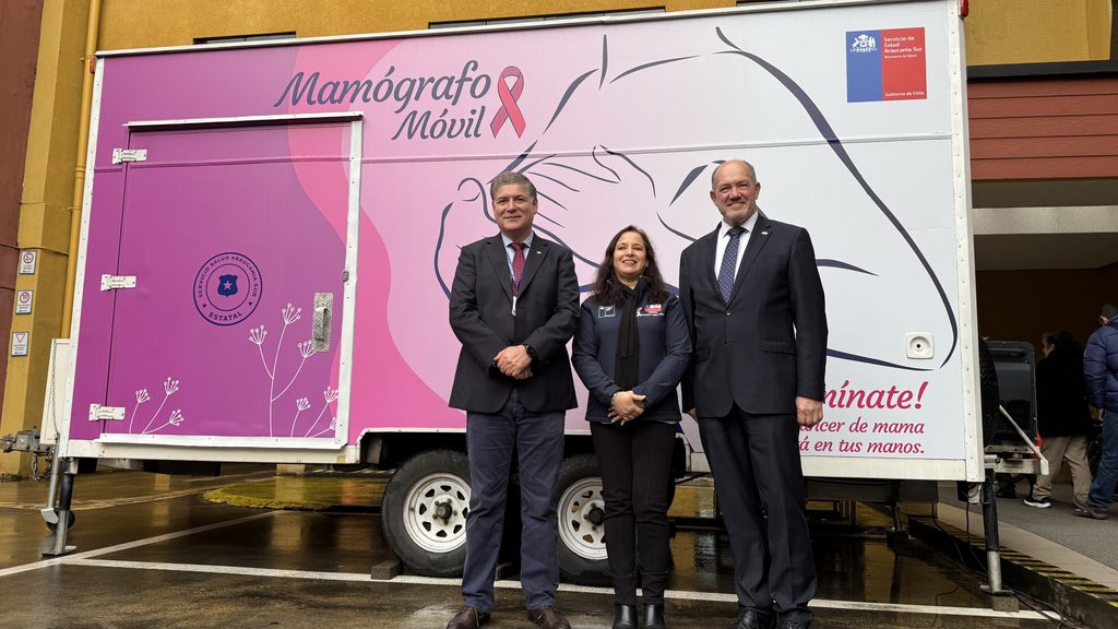 Autoridades de La Araucanía junto al mamógrafo móvil reforzando la prevención del cáncer de mama