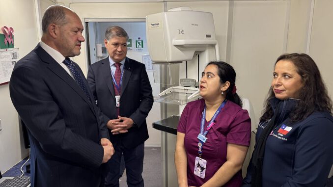 Autoridades de La Araucanía junto al mamógrafo móvil reforzando la prevención del cáncer de mama
