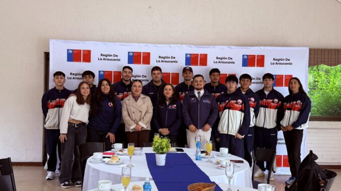 Autoridades regionales junto a deportistas de La Araucanía premiados por sus medallas en los Juegos Suramericanos Santa Fe 2026