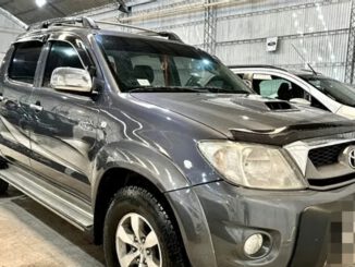 Camioneta Toyota Hilux estacionada en un paisaje del sur de Chile representando el mercado de autos usados
