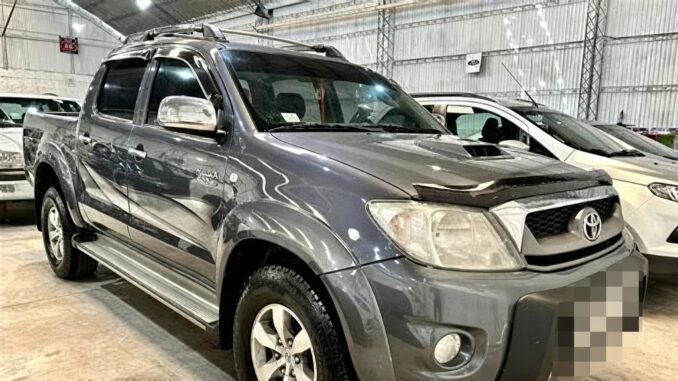 Camioneta Toyota Hilux estacionada en un paisaje del sur de Chile representando el mercado de autos usados