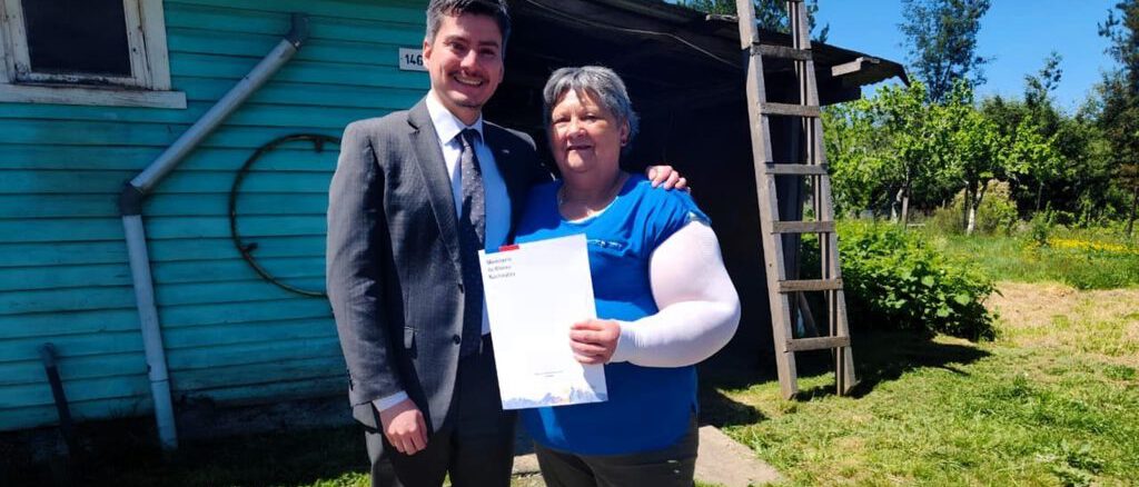 Seremi de Bienes Nacionales entregando título de dominio a adulta mayor en su hogar rural de Loncoche