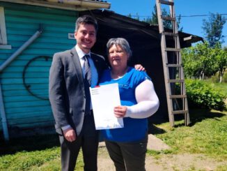 Seremi de Bienes Nacionales entregando título de dominio a adulta mayor en su hogar rural de Loncoche