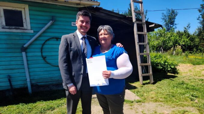 Seremi de Bienes Nacionales entregando título de dominio a adulta mayor en su hogar rural de Loncoche