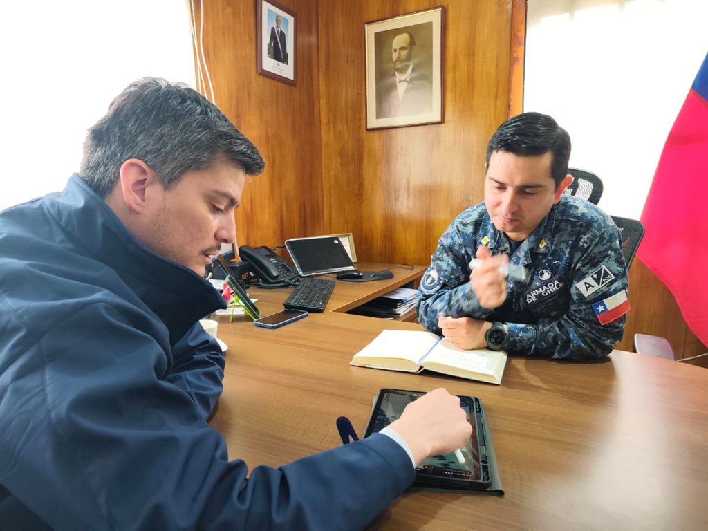 Reunión entre el Seremi de Bienes Nacionales y la Armada en Pucón para coordinar fiscalización de playas en el verano