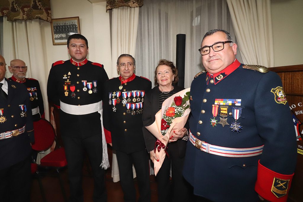 Voluntarios de la Bomba España de Temuco celebrando su aniversario y acreditación de especialidades