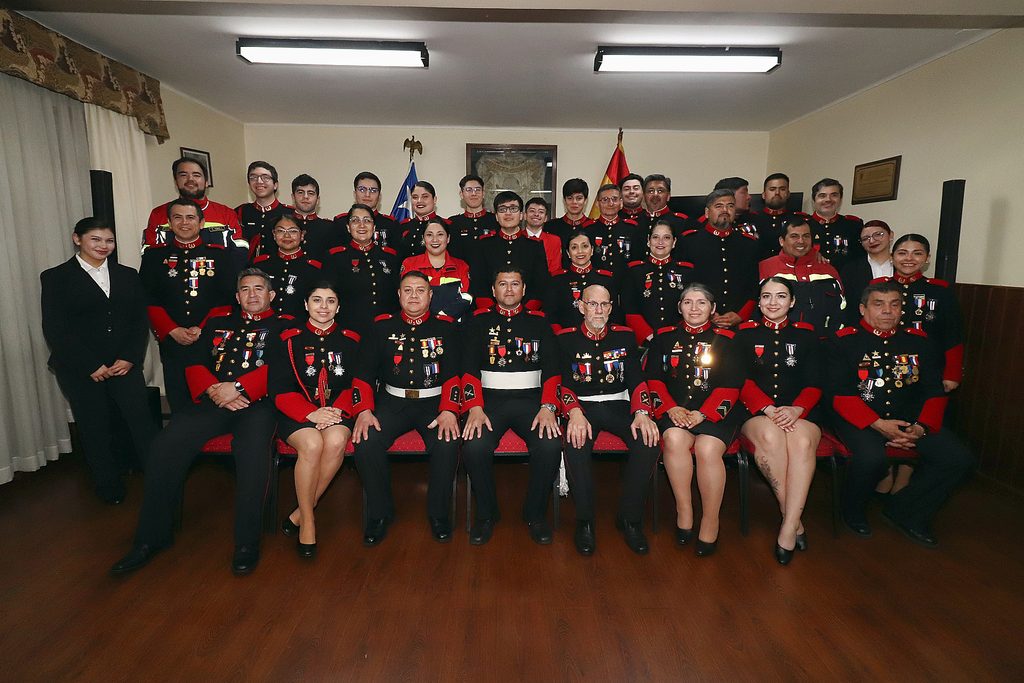 Voluntarios de la Bomba España de Temuco celebrando su aniversario y acreditación de especialidades