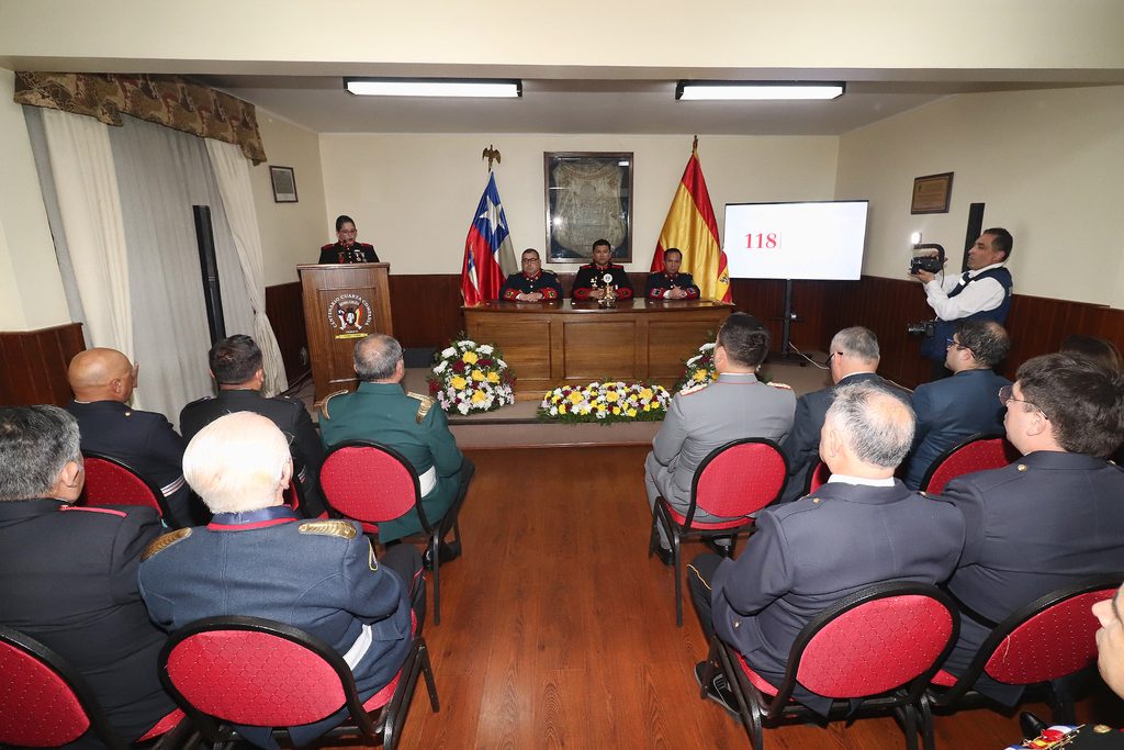 Voluntarios de la Bomba España de Temuco celebrando su aniversario y acreditación de especialidades