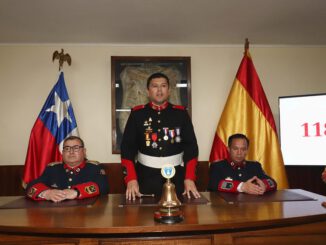 Voluntarios de la Bomba España de Temuco celebrando su aniversario y acreditación de especialidades