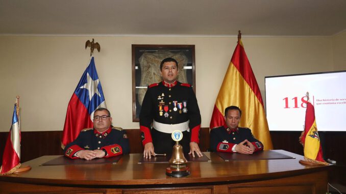 Voluntarios de la Bomba España de Temuco celebrando su aniversario y acreditación de especialidades