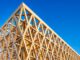 Exterior del Pabellón de La Araucanía en Temuco con su estructura de madera afectada por el paso del tiempo