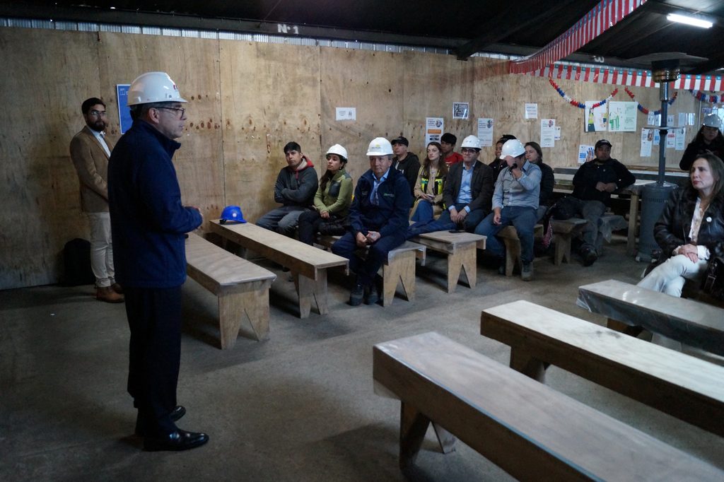 Trabajadores de la construccion participando en una jornada de salud mental en Temuco