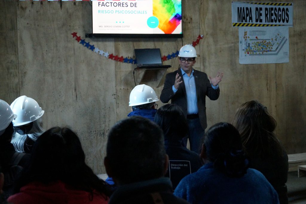 Trabajadores de la construccion participando en una jornada de salud mental en Temuco
