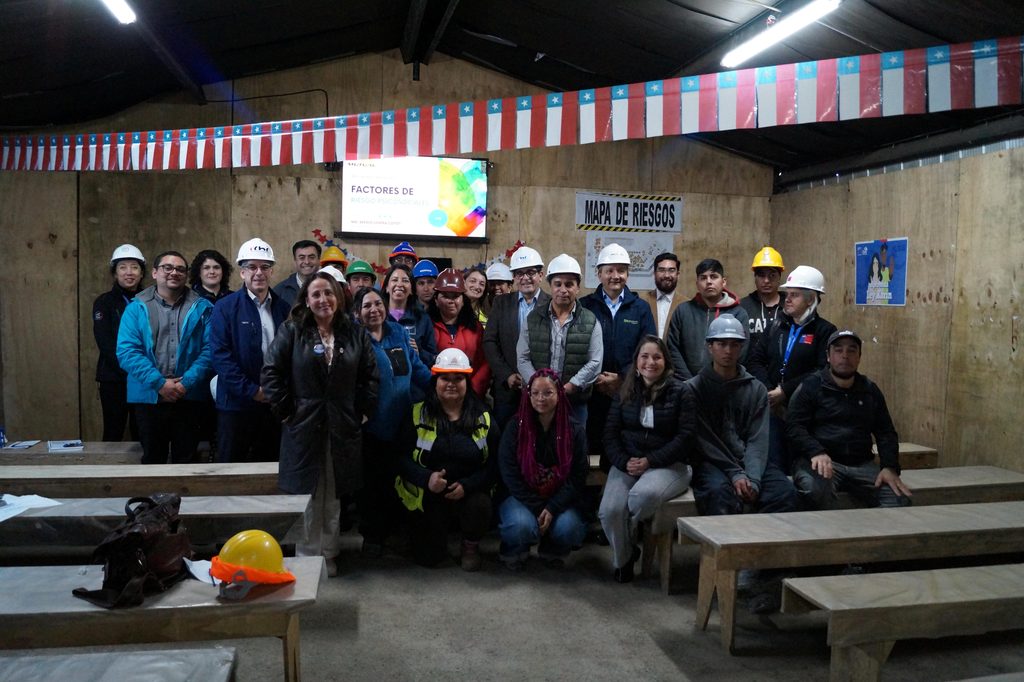 Trabajadores de la construccion participando en una jornada de salud mental en Temuco
