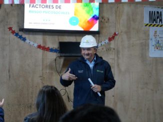 Trabajadores de la construccion participando en una jornada de salud mental en Temuco