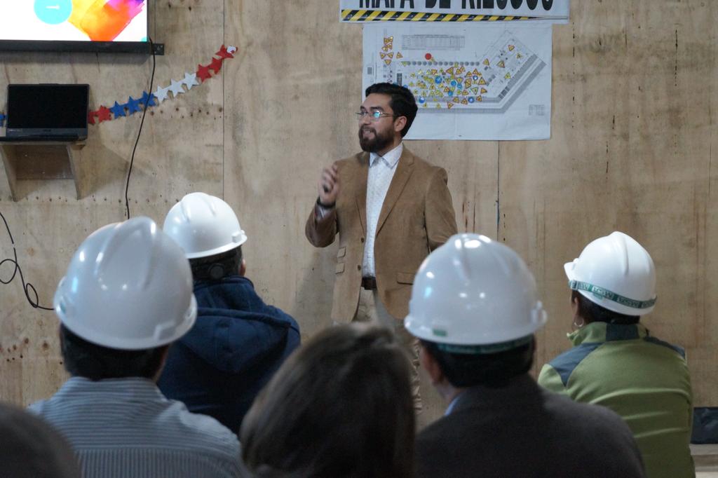 Trabajadores de la construccion participando en una jornada de salud mental en Temuco