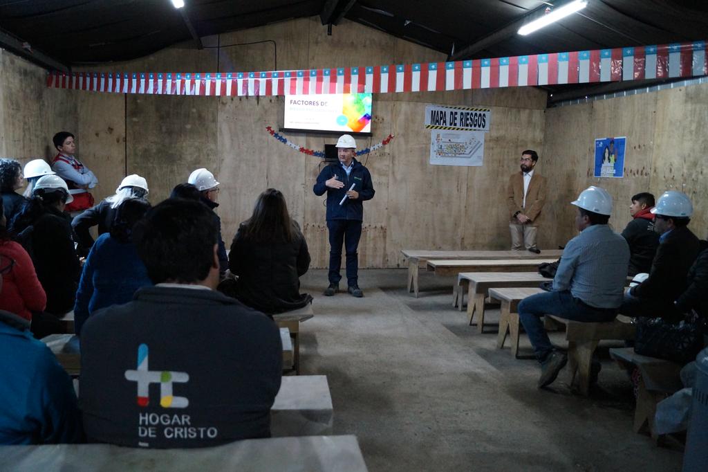 Trabajadores de la construccion participando en una jornada de salud mental en Temuco