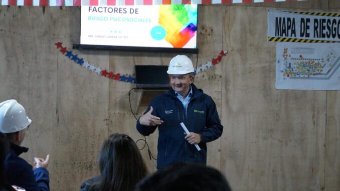 Trabajadores de la construccion participando en una jornada de salud mental en Temuco
