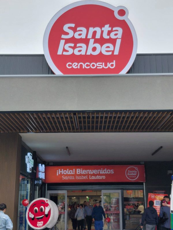 Fachada del nuevo supermercado Santa Isabel inaugurado por Cencosud en la comuna de Lautaro