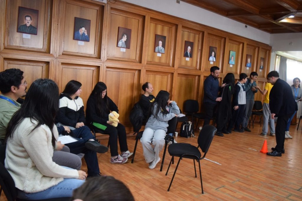 Estudiantes participando en la mesa territorial juvenil del CESFAM Los Volcanes para tratar salud mental