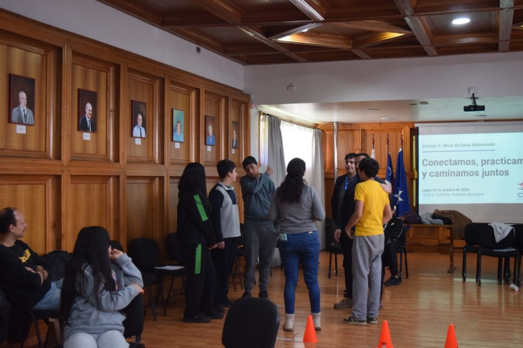 Estudiantes participando en la mesa territorial juvenil del CESFAM Los Volcanes para tratar salud mental