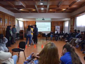 Estudiantes participando en la mesa territorial juvenil del CESFAM Los Volcanes para tratar salud mental