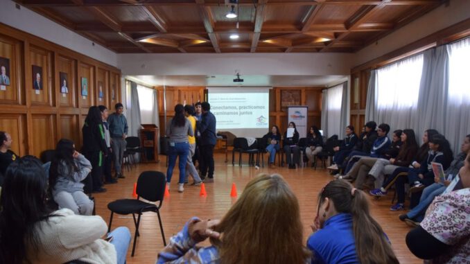 Estudiantes participando en la mesa territorial juvenil del CESFAM Los Volcanes para tratar salud mental