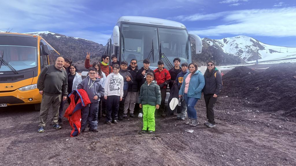 Niños y niñas de La Araucanía realizando trekking en la Reserva Nacional Malalcahuello