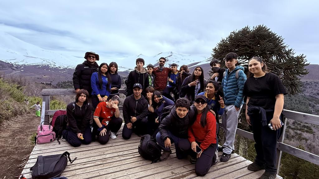 Niños y niñas de La Araucanía realizando trekking en la Reserva Nacional Malalcahuello