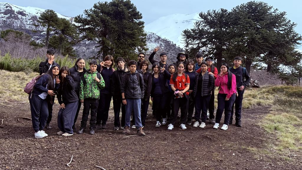 Niños y niñas de La Araucanía realizando trekking en la Reserva Nacional Malalcahuello