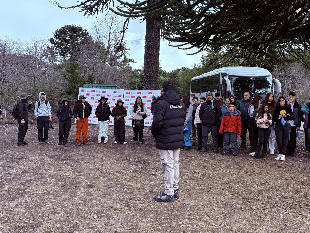 Niños y niñas de La Araucanía realizando trekking en la Reserva Nacional Malalcahuello