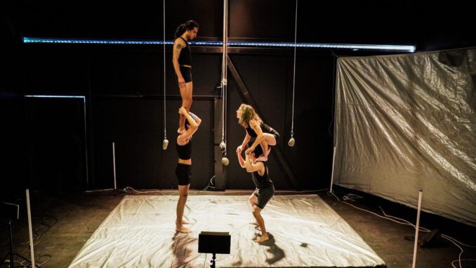 Escena de la obra K_OS de la compañia Soma Praxis combinando circo contemporaneo y audiovisuales