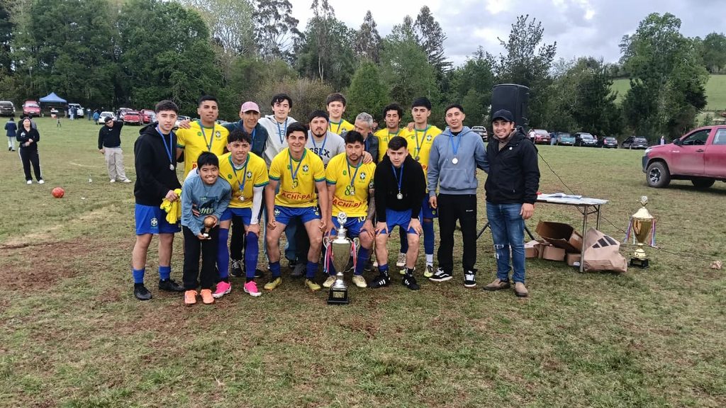 Celebracion del club Magallanes tras coronarse campeones de la Liga de Futbol Rural de Pocoyan en Tolten