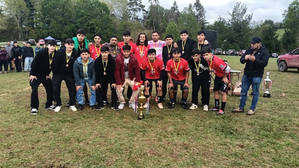 Celebracion del club Magallanes tras coronarse campeones de la Liga de Futbol Rural de Pocoyan en Tolten