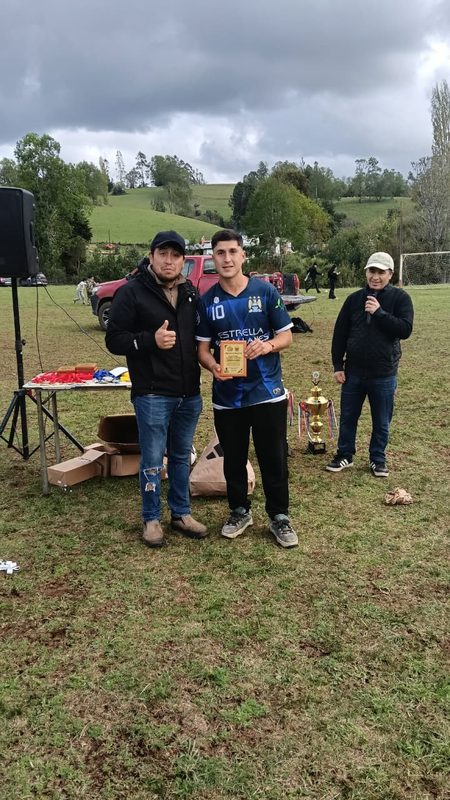 Celebracion del club Magallanes tras coronarse campeones de la Liga de Futbol Rural de Pocoyan en Tolten