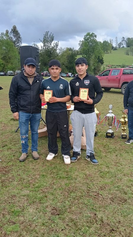 Celebracion del club Magallanes tras coronarse campeones de la Liga de Futbol Rural de Pocoyan en Tolten