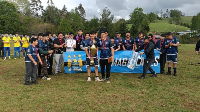 Celebracion del club Magallanes tras coronarse campeones de la Liga de Futbol Rural de Pocoyan en Tolten