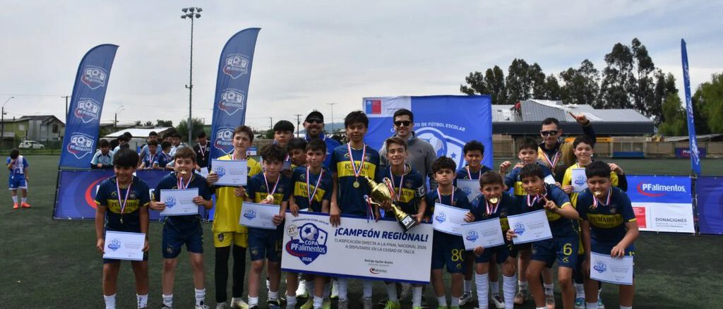 Equipo del Colegio Pumahue Temuco celebrando el campeonato de la Copa PFalimentos en el Estadio Amanecer
