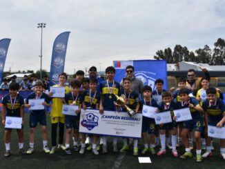 Equipo del Colegio Pumahue Temuco celebrando el campeonato de la Copa PFalimentos en el Estadio Amanecer
