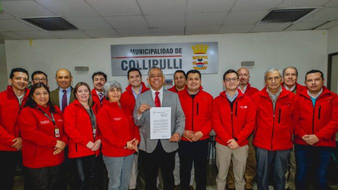 Alcalde de Collipulli y equipos municipales celebran la adjudicación de fondos por gestión